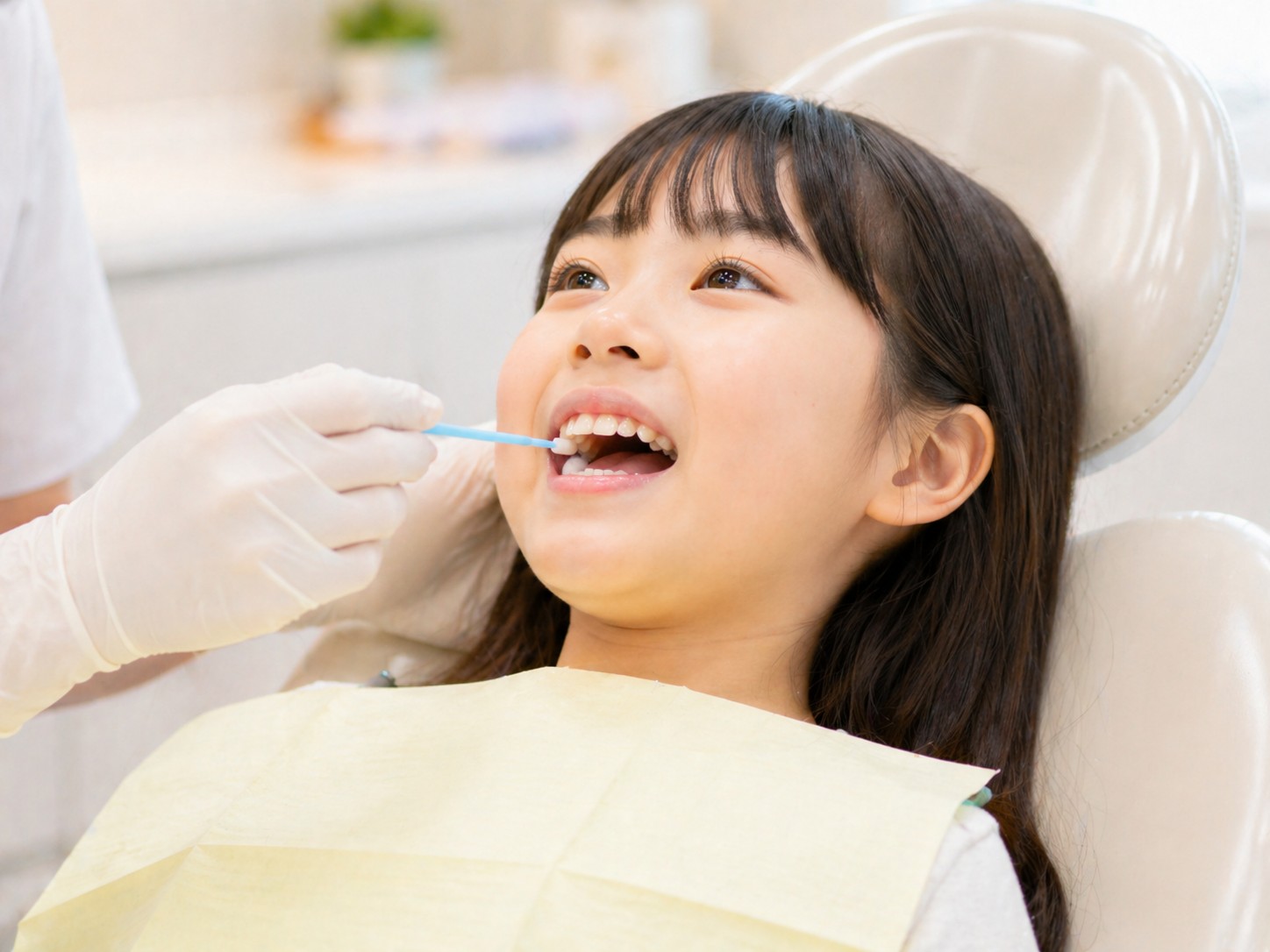 小児歯科 フッ素塗布を受ける子ども